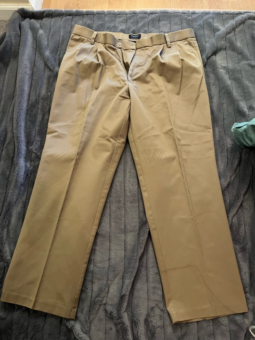 Dockers Men's Tan Pleated Chinos